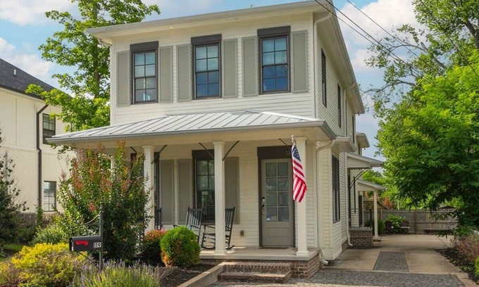 Historic Downtown Franklin House | Prime Location: Five Blocks to Downtown Franklin with Breakfast