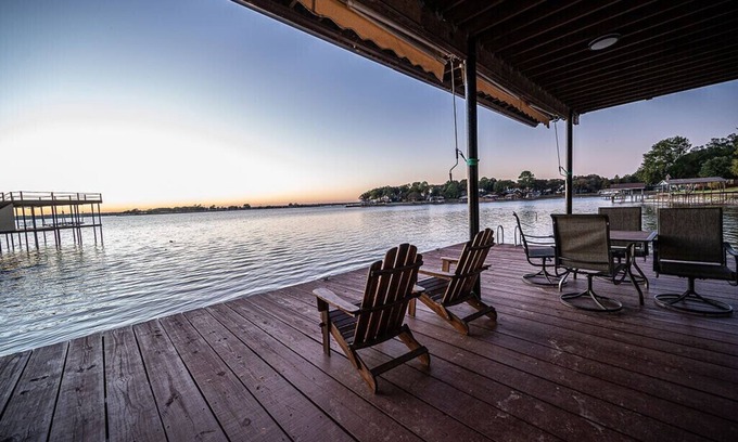 Gun Barrel City House | Waterfront Retreat: Hot Tub, Pet Friendly & Family Fun