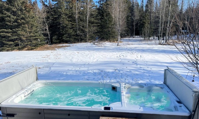 Jasper East House | Tranquil 5-Br Retreat with Heated Pool Near Jasper Park