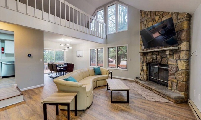 Lake Harmony Cottage | Romantic Cottage with Scenic Views Near Top Attractions