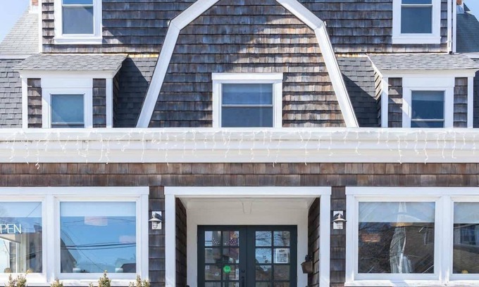Newport Hotel | Rheas Room 5: Guest Rated 9/10 with Spa & Breakfast