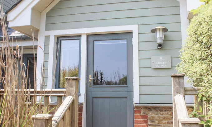 Bugford Cottage | Family-Friendly 5 Court Cottage in Hillfield Village, Dartmouth