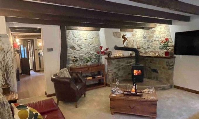 Lanhydrock Cottage | Discover the 5* Old Estate Cottage with Hot Tub Near Beaches