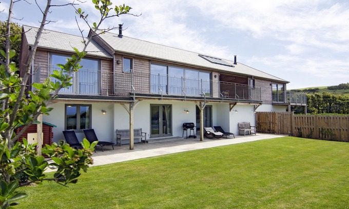 Bantham House | Family & Pet Friendly Retreat with Burgh Island Views