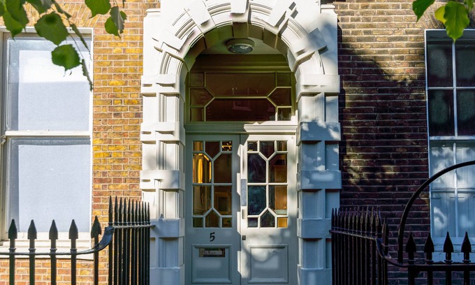 Holborn and Covent Garden Apartment | Inviting 5 Doughty Street: Family-Friendly with Breakfast Included