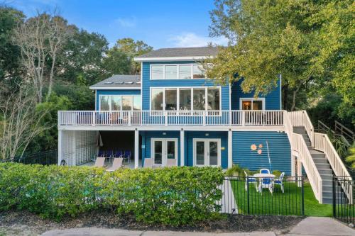 Isle of Palms House | Premier Stay at 5 Edgewater Aly with Pool and Pet-Friendly Perks