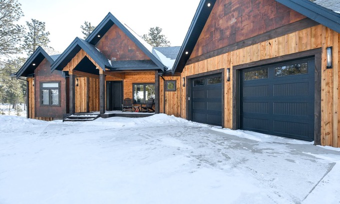 Lead Cabin | Unique Cabin Retreat in Powder House with Hot Tub & Spa