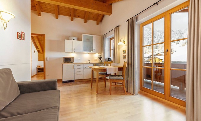 Reit im Winkl Apartment | Family-Friendly Hausberg Apartment with Balcony and Kitchen