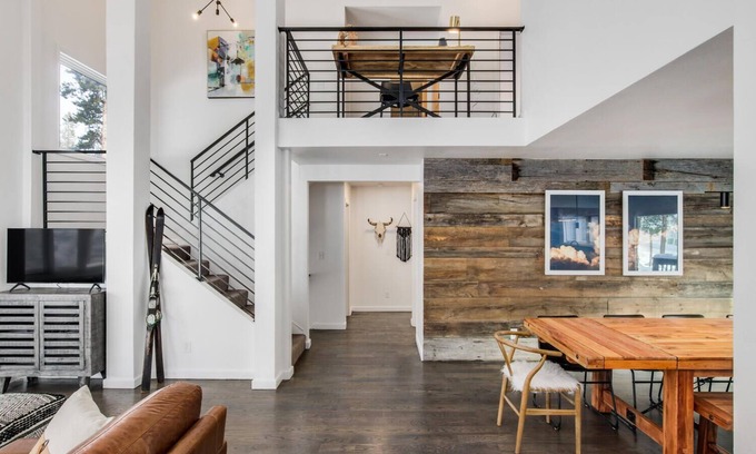 Warrior's Mark West House | Spacious Retreat: 5 Kings, Bunks & Winter Bus Near Town