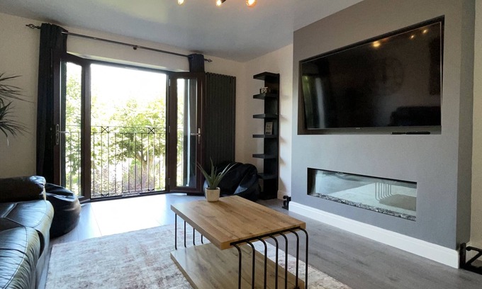 York House | 5 Lockside: Ideal for Families with Free Parking