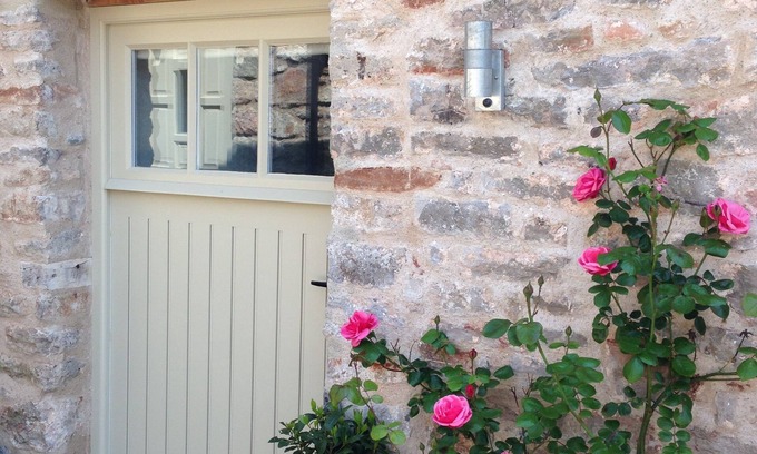 Dinder Cottage | Elegant 5* Coach House near Wells with Pool & Breakfast