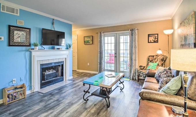 Gulf Shores Apartment | Bright Gulf Shores Condo with Pool & Hot Tub, 9/10 Rated