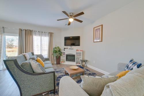 Harrisburg House | 5 Mi to Charlotte Motor Speedway Cozy Townhome