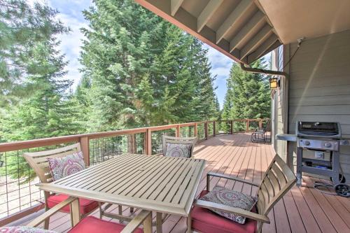 Crescent House | Exclusive Mountain Retreat with Hot Tub Near Crescent Lake