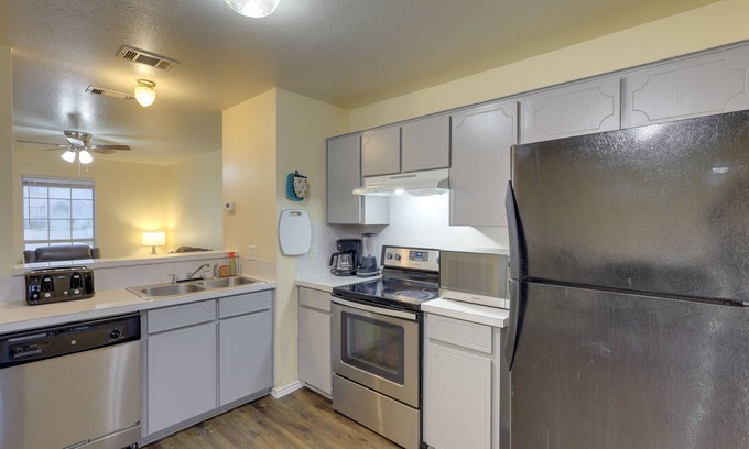 Killeen House | Cozy Killeen Townhome Near Fort Hood with Family Amenities