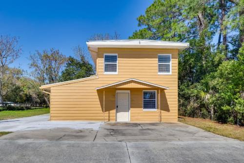 Fruitland Park Apartment | Bright Florida Retreat with Covered Patio, Steps from Disney
