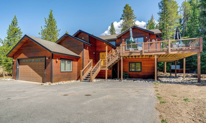 Blue River House | Elegant Breck Home with Spa & Kitchen Near Ski Resort