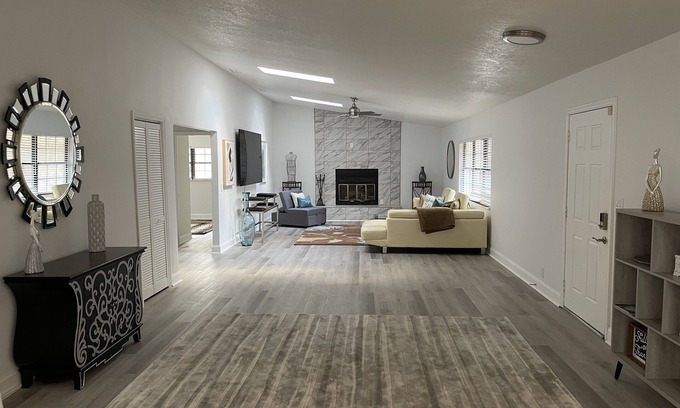 Fellowship House | Ideal Home Near WEC: 3 Bedrooms, Office & Family-Friendly