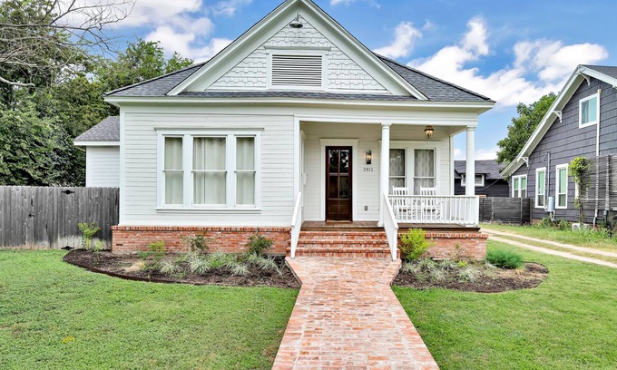 Austin Ave. House | Convenient Stay: 5 Min from Magnolia Silos, Family-Friendly!