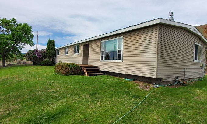 Custer County House | Immaculate Hotel: 5 Min from Town with Family-Friendly Amenities