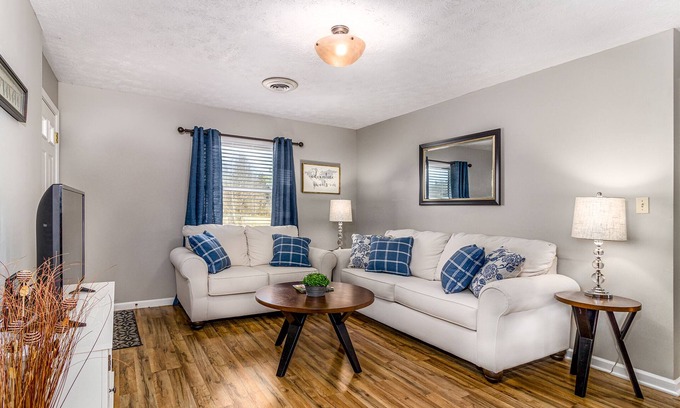 Jefferson City Apartment | Convenient Stay Near C-N University with Extra Parking