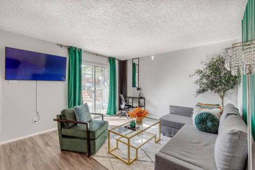 South Lamar Apartment | Prime Location: 2 Bed, 2 Bath Near Downtown & Ocean Views