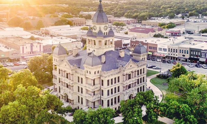 Denton House | Convenient Stay Near Downtown Denton with Full Kitchen