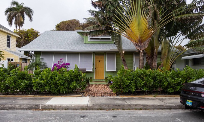 South Palm Park Neighborhood Association Cottage | Relaxing Getaway Just 5 Minutes from the Beach!