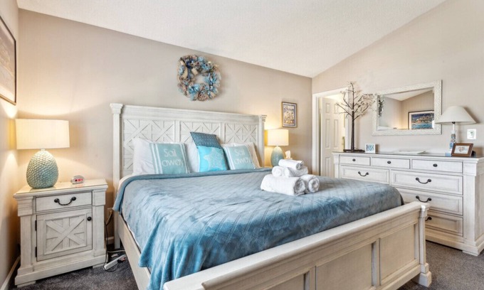 Northeast Virginia Beach Condo | Cozy Ocean Place Condo with Pool, Steps from the Beach