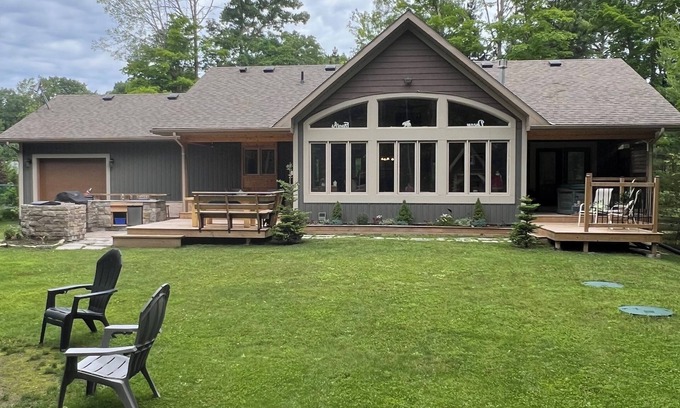 Tiny Cottage | 5 min walk to the beaches of Georgian BaynFamily fun cottage, pool table