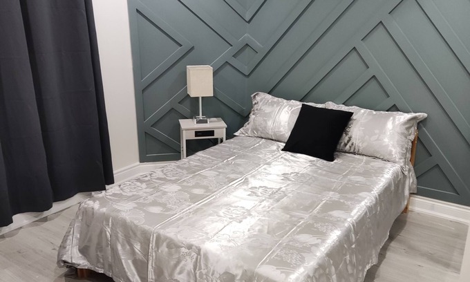 Oakville House | Cozy Basement Retreat Steps from Sheridan - Family Friendly