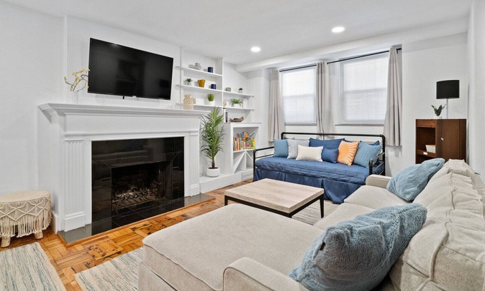 Old Town Triangle Condo | 5 min walk to the Lincoln Park Zoo!!