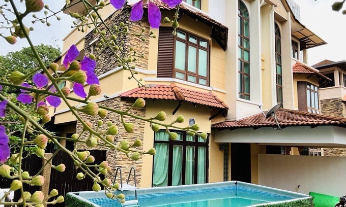 Batu Ferringhi House | Steps from the Beach: Pet-Friendly Hotel with Spa & Hot Tub