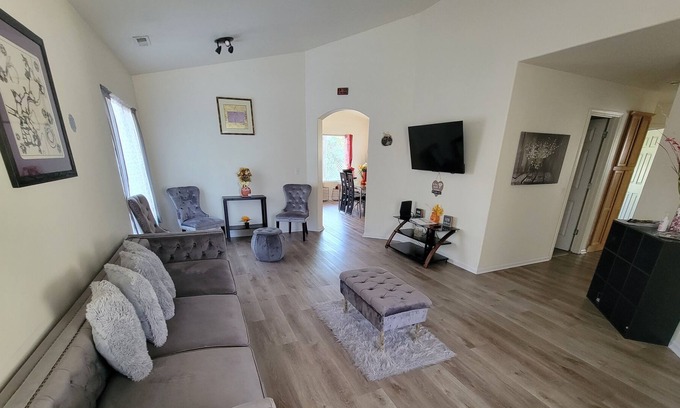 Bethel-Danebo House | Convenient Stay Near Eugene Airport with Spa and Breakfast