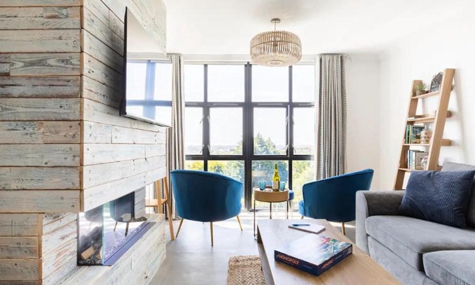 Boscundle Apartment | Coastal Retreat: Baybreeze Holiday Apartment with Sea Views