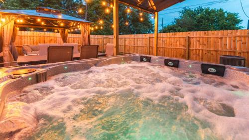 Indianapolis House | Conveniently Located Near Speedway and Zoo Attractions