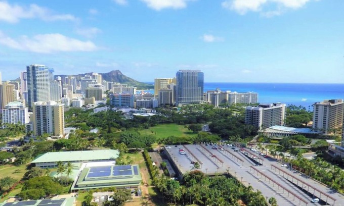 McCully - Moiliili Condo | Perfect Family Retreat: 5 Mins to Beach with Ocean Views