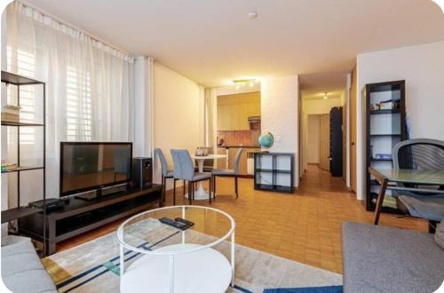 Niederdorf Apartment | Convenient Zurich Hotel Steps from Main Station & Family-Friendly