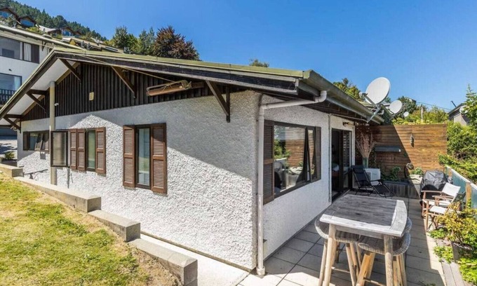 Queenstown City Centre Apartment | Scenic 2 Bedroom Apartment Near Town with Great Amenities