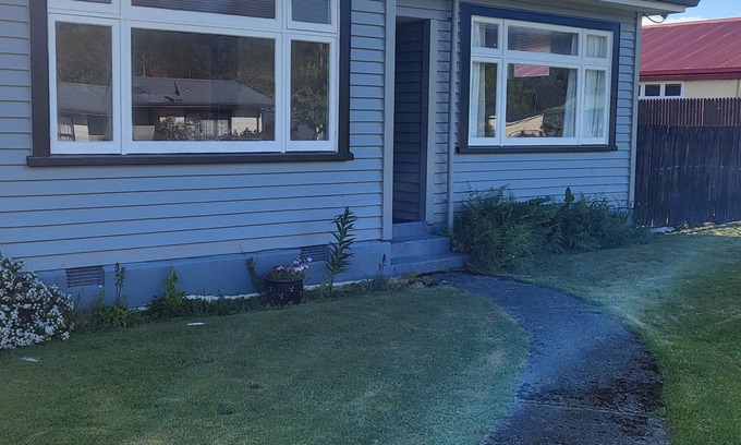 Reefton House | Conveniently Located Hotel: 5 Min Walk to Town & Family-Friendly
