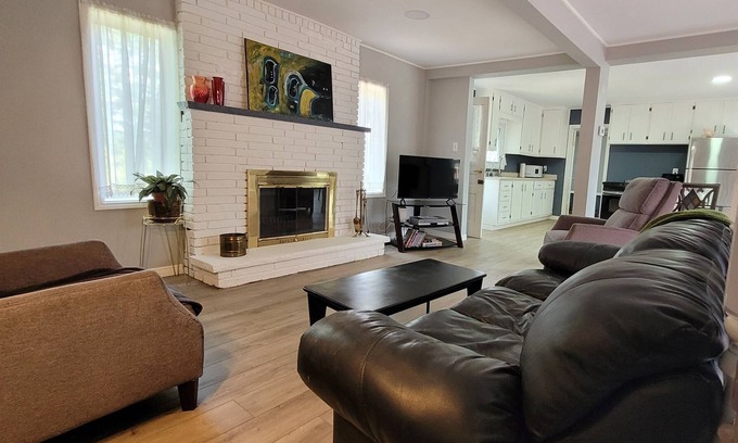 Port Stanley Cottage | 5 minutes from beach - 3 bedroom cottage - Port Stanely with large private yard