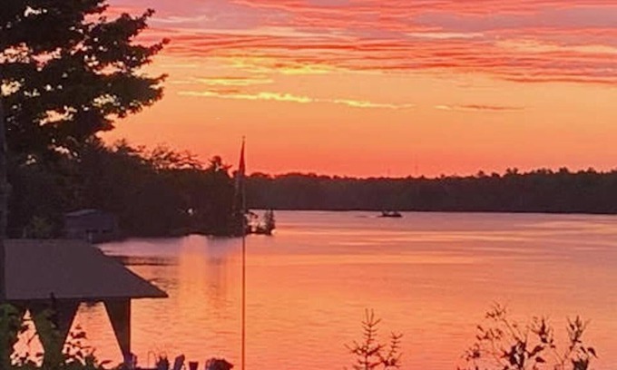 Georgian Bay Cabin | Waterfront Retreat: 10/10 Rated, Ideal for Family Getaways