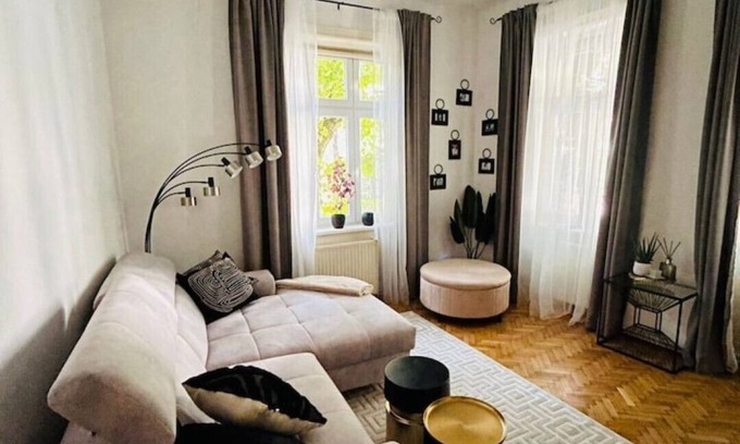 Meidling Apartment | Convenient Stay Near Schönbrunn Gloriette & City Center