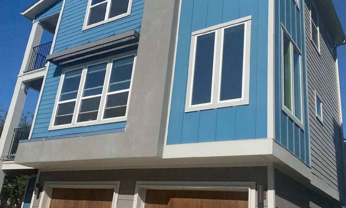 Parker Lane House | Ideal Getaway: 5 Minutes to Downtown & Child-Friendly Stay