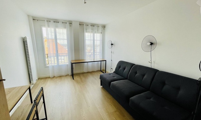 Saint-Cyr-l'Ecole Apartment | Convenient Access to Versailles - Family-Friendly Hotel