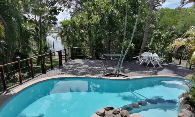 Nadi House | 5 minutes to the airport, Coastal! Family- sized with great pool