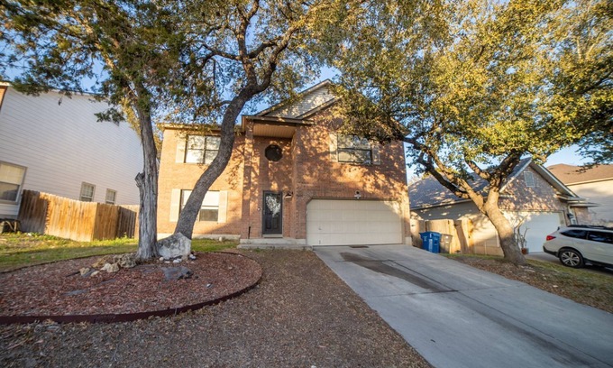 Braun's Farm House | Convenient Family House: Steps from Theme Parks!