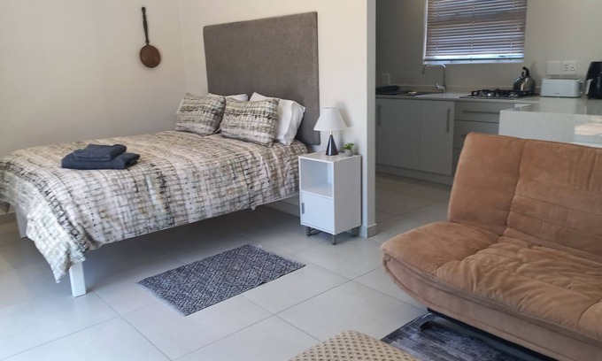 Trawal Apartment | 5 minutes to world famous beach, 1GB Wi-fi, Solar, centrally located