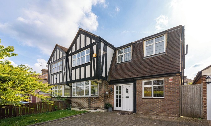 Oakleigh House | Convenient 5-Bedroom House with Home Office Near Barnet Tube