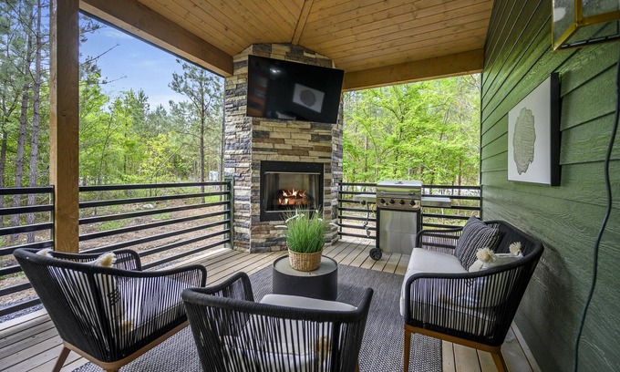 Broken Bow Cabin | Secluded Retreat with EV Charger, Hot Tub & Firepit
